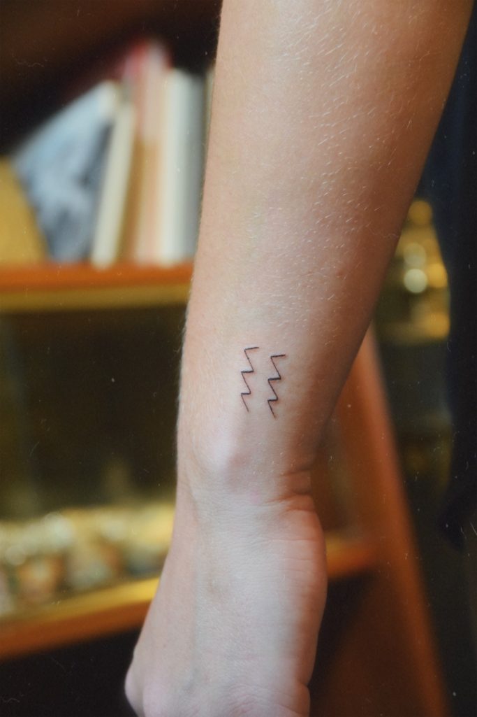 Tatouage astrologique sur un poignet.