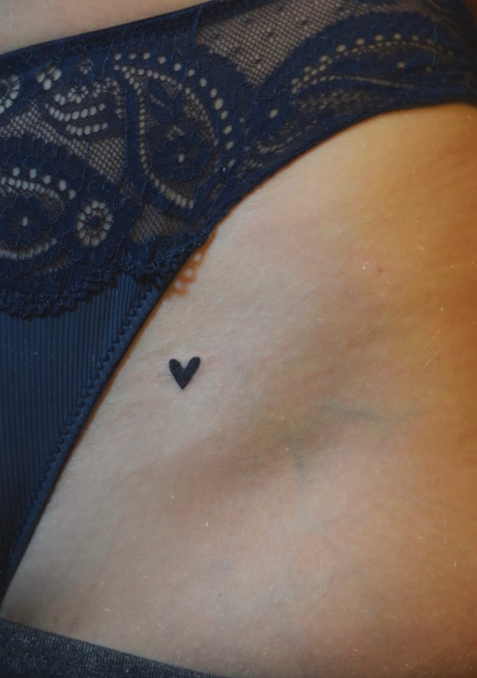 Tatouage en forme de cœur situé sur le plis de l'aine.