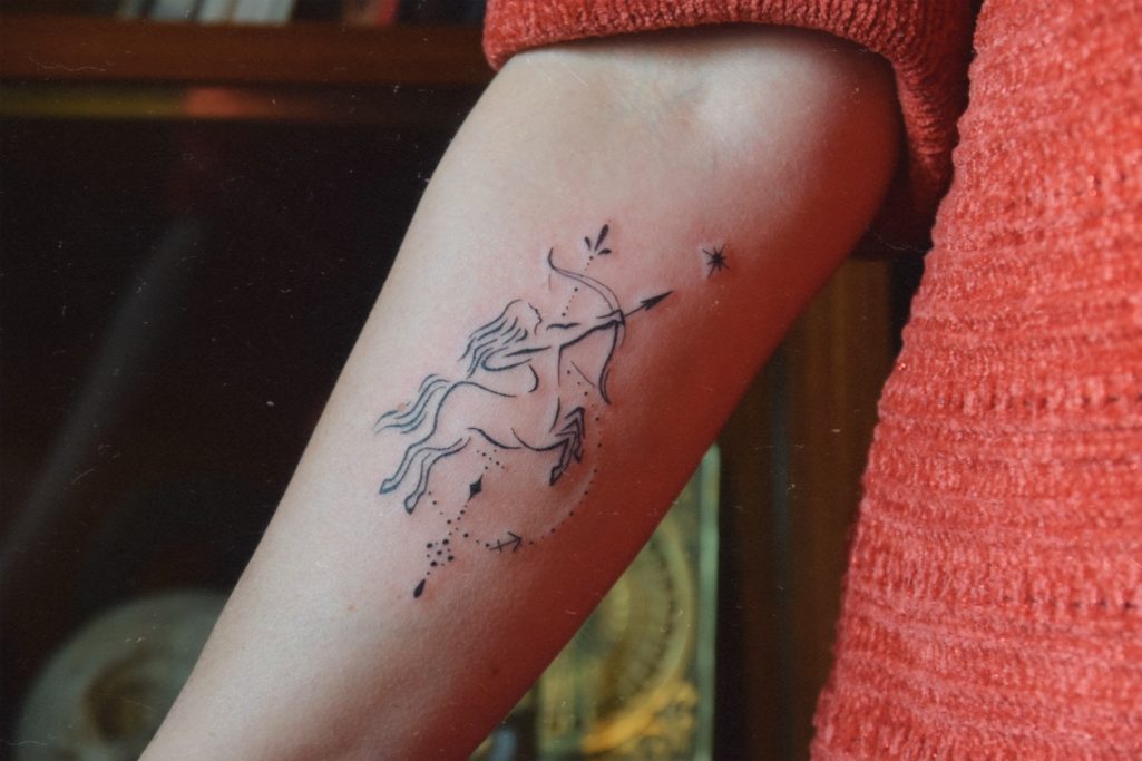 Tatouage représentant un sagittaire sur l'avant-bras.