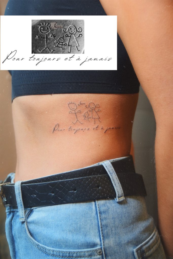 Tatouage sur les côtes avec du texte stylisé.