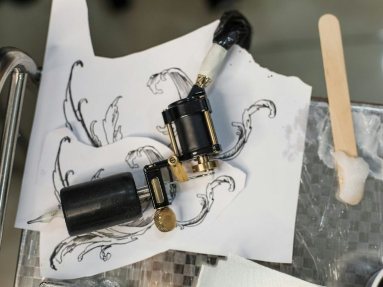 Salon de tatouage. Façade d'un bâtiment avec des briques, une porte vitrée et un panneau "Le Salon by Sev".