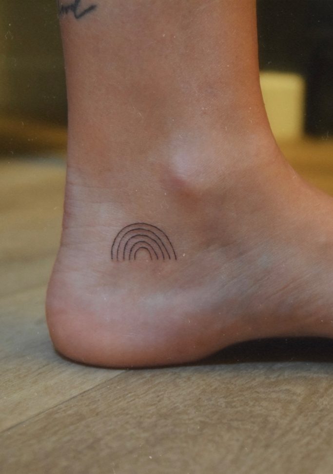 Tatouage en arc-en-ciel sur le côté d'une cheville.
